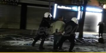Protestuesi në tokë, momenti kur goditet me shkelma nga policët (VIDEO)