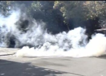 Tensione në protestën para Ministrisë së Arsimit, policia hedh gaz lotsjellës ndaj të rinjve