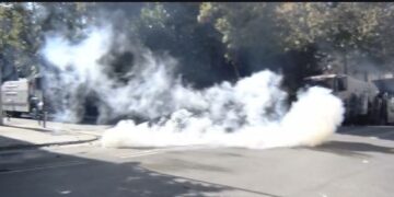 Tensione në protestën para Ministrisë së Arsimit, policia hedh gaz lotsjellës ndaj të rinjve