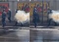 Incidenti në protestë, policit i shpërthen gazi lotsjellës në çantën e shpinës