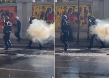 Incidenti në protestë, policit i shpërthen gazi lotsjellës në çantën e shpinës