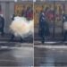 Incidenti në protestë, policit i shpërthen gazi lotsjellës në çantën e shpinës