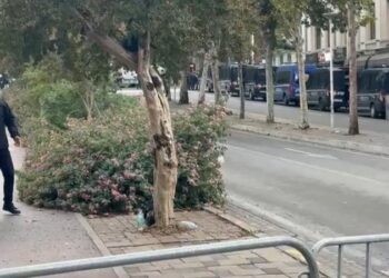 Sot protestë dhe seancë plenare, policia vendos barriera në rrugët përreth Parlamentit