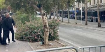 Sot protestë dhe seancë plenare, policia vendos barriera në rrugët përreth Parlamentit