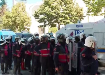 Protestuesit marshojnë drejt bulevardit “Dëshmorët e Kombit”, të rinjtë hedhin sende të forta ndaj policisë