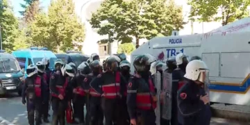 Protestuesit marshojnë drejt bulevardit “Dëshmorët e Kombit”, të rinjtë hedhin sende të forta ndaj policisë