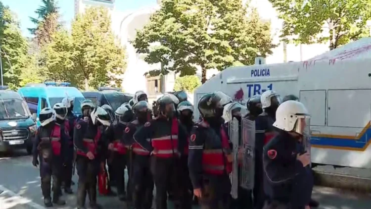 Protestuesit marshojnë drejt bulevardit “Dëshmorët e Kombit”, të rinjtë hedhin sende të forta ndaj policisë