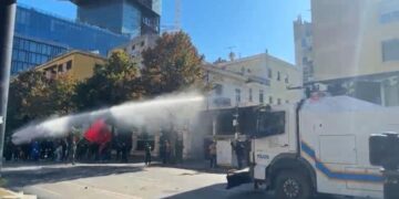 Tensione në protestën para Ministrisë së Arsimit, policia hedh gaz lotsjellës ndaj të rinjve