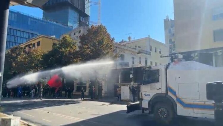 Tensione në protestën para Ministrisë së Arsimit, policia hedh gaz lotsjellës ndaj të rinjve