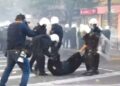 Policia vijon shoqërimet me forcë, protestuesit zvarriten nga efektivët në rrugë