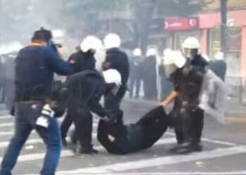 Policia vijon shoqërimet me forcë, protestuesit zvarriten nga efektivët në rrugë