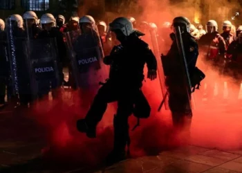 Der Standart: Vetëm largimi i Ramës e qetëson situatën, e gjithë Shqipëria po zien nga zemërimi