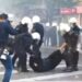 Policia vijon shoqërimet me forcë, protestuesit zvarriten nga efektivët në rrugë