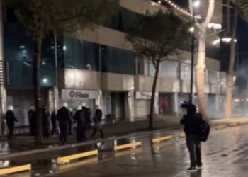 Policia shpërndan protestuesit te Kryeministria me ujë, FNSH tenton të shoqërojë të riun