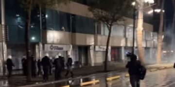 Policia shpërndan protestuesit te Kryeministria me ujë, FNSH tenton të shoqërojë të riun