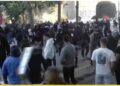 Protestuesit sulmojnë me gurë Kryeministrinë, shtohen forcat e policisë
