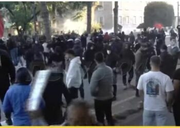 Protestuesit sulmojnë me gurë Kryeministrinë, shtohen forcat e policisë