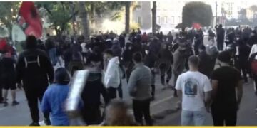 Protestuesit sulmojnë me gurë Kryeministrinë, shtohen forcat e policisë
