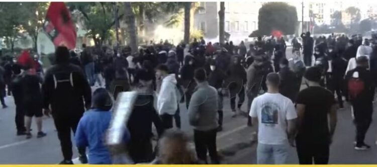 Protestuesit sulmojnë me gurë Kryeministrinë, shtohen forcat e policisë