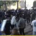 Protestuesit sulmojnë me gurë Kryeministrinë, shtohen forcat e policisë