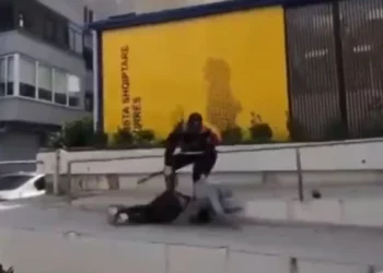 Protestuesit godasin pikën e postës Shqiptare në Durrës, policia dhunon me shkop gome të riun