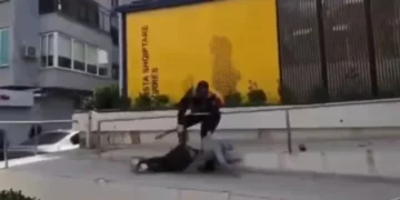 Protestuesit godasin pikën e postës Shqiptare në Durrës, policia dhunon me shkop gome të riun