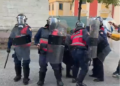 Policia qëllon me gurë drejt gazetarëve gjatë protestës