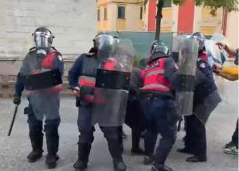 Policia qëllon me gurë drejt gazetarëve gjatë protestës