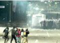 Studentët nuk tërhiqen, autoboti ‘rrethohet’ nga të rinjtë, policia tërhiqet përballë turmës