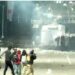Studentët nuk tërhiqen, autoboti ‘rrethohet’ nga të rinjtë, policia tërhiqet përballë turmës