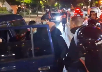 Dhjetëra efektivë ndjekin me vrap të rinjtë, arrestime masive pas revoltës së studentëve, të rinjtë goditen barbarisht nga policia