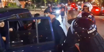 Dhjetëra efektivë ndjekin me vrap të rinjtë, arrestime masive pas revoltës së studentëve, të rinjtë goditen barbarisht nga policia
