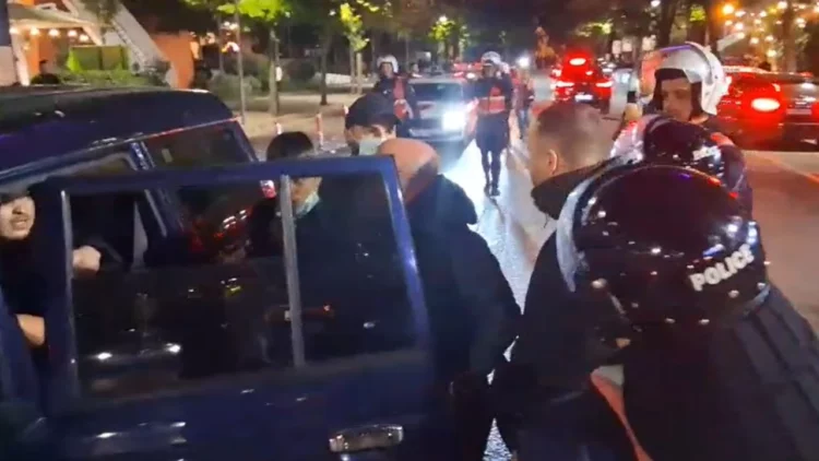Dhjetëra efektivë ndjekin me vrap të rinjtë, arrestime masive pas revoltës së studentëve, të rinjtë goditen barbarisht nga policia