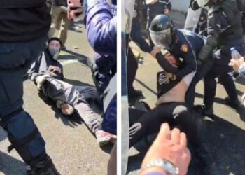 SKANDAL/ Efektivët tërheqin zvarrë gjimnazistët gjatë protestës! Polici e qëllon me shkelma edhe pse është i neutralizuar!
