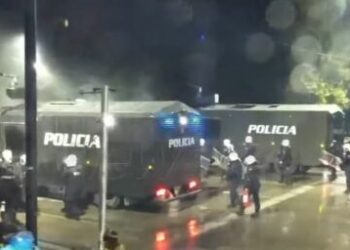 Hidhte gaz lotsjellës nga ajri, droni i Policisë bie mbi protestuesit, forca të shumta sulmojnë qytetarët