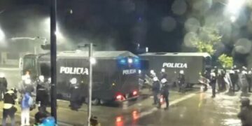 Hidhte gaz lotsjellës nga ajri, droni i Policisë bie mbi protestuesit, forca të shumta sulmojnë qytetarët