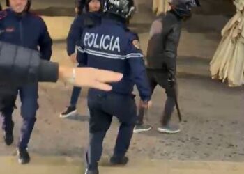 (VIDEO) Policët si banditë me shkopinj druri rrahin qytetarët tek xhamia