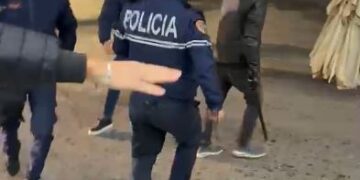 (VIDEO) Policët si banditë me shkopinj druri rrahin qytetarët tek xhamia