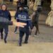 (VIDEO) Policët si banditë me shkopinj druri rrahin qytetarët tek xhamia
