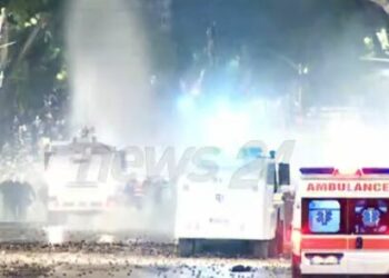 Përplasje e fortë mes policisë dhe protestuesve/ Policët ‘mbushin’ me gaz lotsjellës Bulevardin