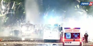 Përplasje e fortë mes policisë dhe protestuesve/ Policët ‘mbushin’ me gaz lotsjellës Bulevardin