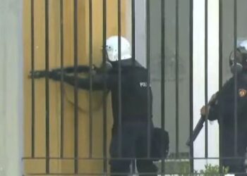 “Protesta, sfida më e madhe për Ramën”, Reuters: Policia shqiptare qëllon me plumba gome studentët