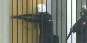 “Protesta, sfida më e madhe për Ramën”, Reuters: Policia shqiptare qëllon me plumba gome studentët