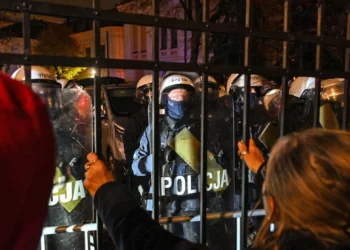 “Grusht shteti” në Poloni? Pezullohet kreu i Gjykatës Kushtetuese, policia futet në ambientet e saj