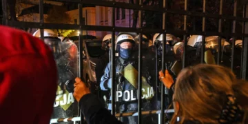“Grusht shteti” në Poloni? Pezullohet kreu i Gjykatës Kushtetuese, policia futet në ambientet e saj