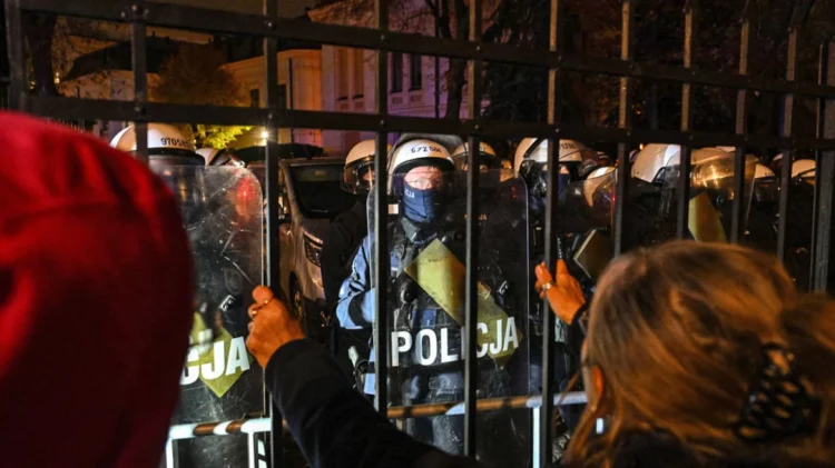 “Grusht shteti” në Poloni? Pezullohet kreu i Gjykatës Kushtetuese, policia futet në ambientet e saj