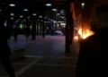 Protestuesit zhvendosen te “Pazari i ri”, i vënë flakën koshave dhe zonës pranë tregut