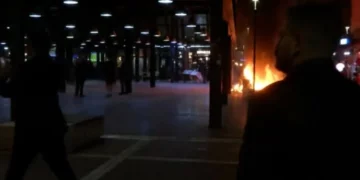 Protestuesit zhvendosen te “Pazari i ri”, i vënë flakën koshave dhe zonës pranë tregut