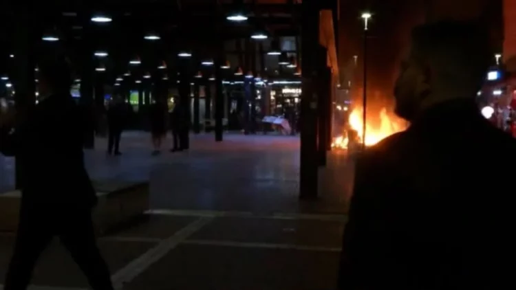 Protestuesit zhvendosen te “Pazari i ri”, i vënë flakën koshave dhe zonës pranë tregut