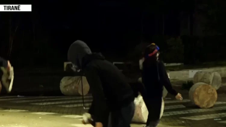 Të rinjtë te Kryeministria, disa hedhin gurë, të tjerë kërcejnë e këndojnë